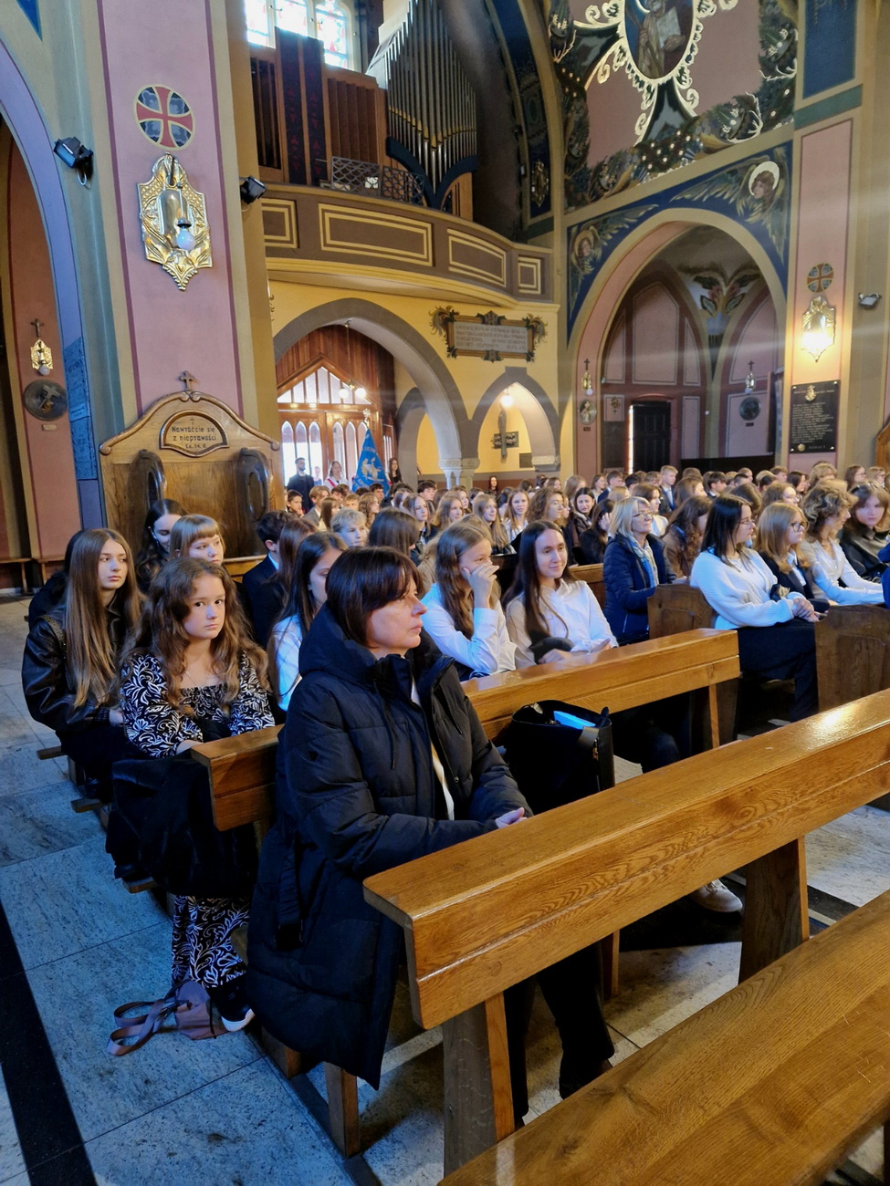 Zdjęcie Ślubowanie kl 1 2025 (4)c3ac6bbb-6326-414e-9ce2-50ce9732feb2.jpg w galerii Ślubowanie klas pierwszych (6.10.2025)